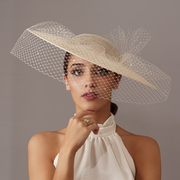 Pamela avec voile crème, pamela ivoire, pamela de mariage, coiffure avec voile, pamela invitée du mariage du matin, invité parfait, chapeau de mariage