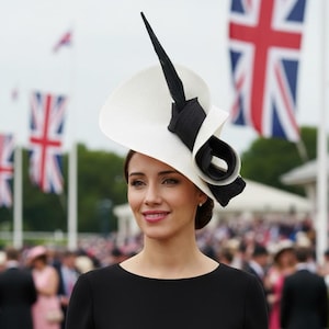 Fascinator da sposa originale in avorio e nero con piume - Fascinator nero perfetto per gli invitati - Cappello da sposa nero per donna - Cappello da damigella d'onore