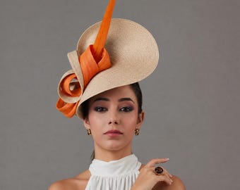 Original sombrero madrina de boda beige con pluma naranja - pamelas y tocados invitada en boda de mañana - sombrero naranja fiesta jardín