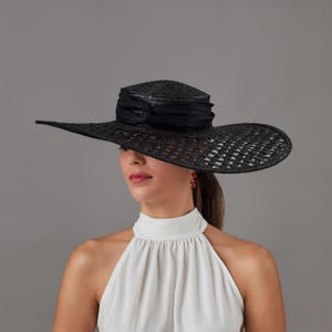 Elegante Pamela negra de paja con lazo, sombrero negra invitada perfecta, Pamela d boda negra elegante y sencilla, pamela negra lazo madrina