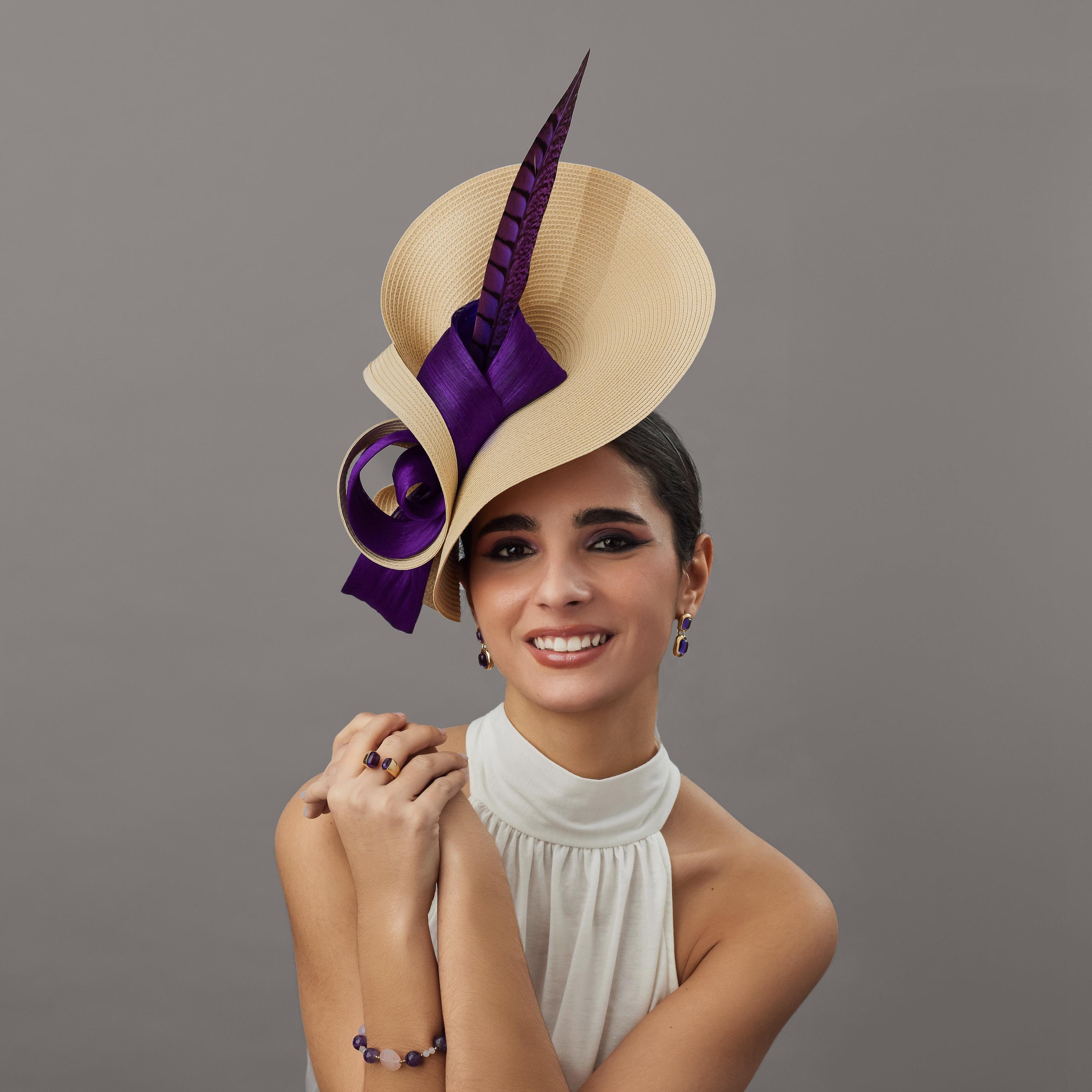 Eleganter beige-lila Hochzeits-Brautjungfern-Kopfschmuck, eleganter lila-beiger Kopfschmuck für Hochzeitsgäste, lila-beiger Tageshut für Hochzeitsgäste