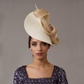 Elegant Woman derby fascinator Beige - off white Royal Ascot fascinator - groom mother hat - straw wedding hat ivory - Lady bow hat feather product logo