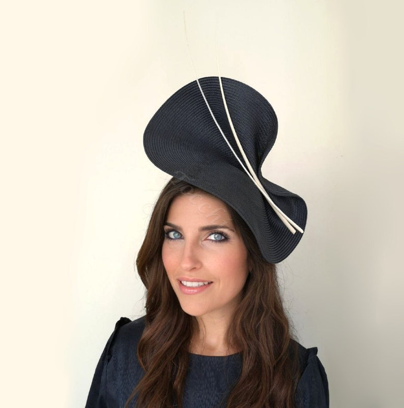 Woman Navy blue fascinator hat, navy blue wedding hat, blue white Royal Ascot hat, Navy derby hat, large fascinator, White blue feathers hat 