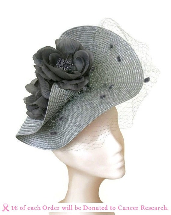 para las carreras Royal Ascot. Tocado para boda con velo y plumas color gris plateado y blanco