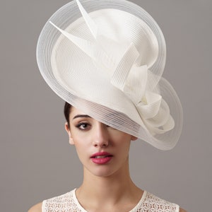 Woman with a white Kentucky derby fascinator hat - White Royal Ascot hat with veil and feathers - chapeau mariage - eleganter hut - Tocado de boda blanco