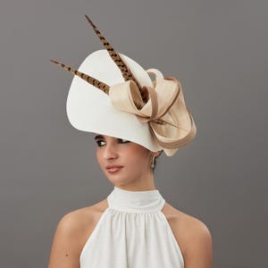 Perfetto cappello da ospite di nozze in avorio con piume marroni, copricapo originale con piume di fiocco, copricapo da damigella d&#39;onore beige personalizzato