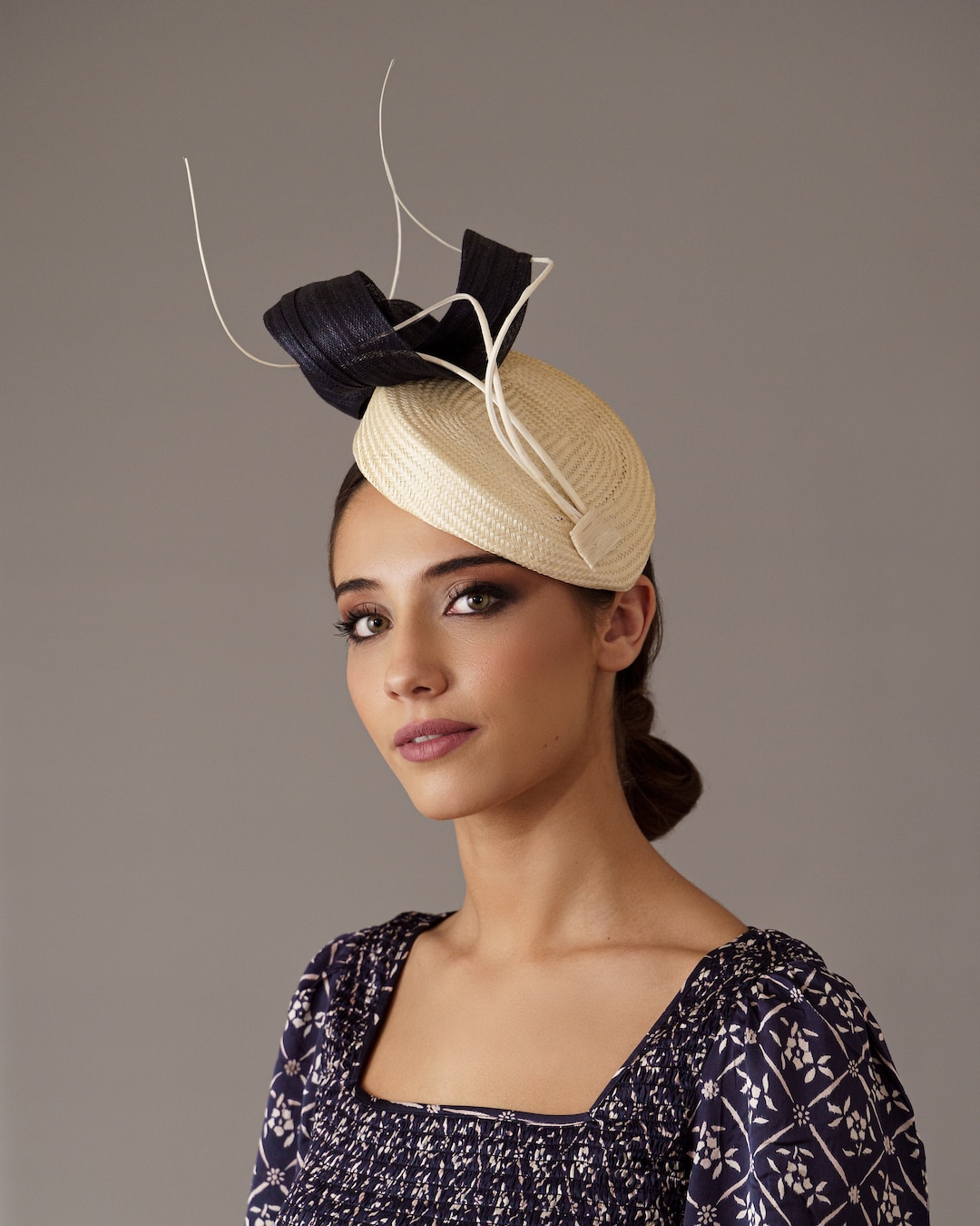 Ivory and Dark Blue Pillbox Hat With Feathers - Woman  display picture 3
