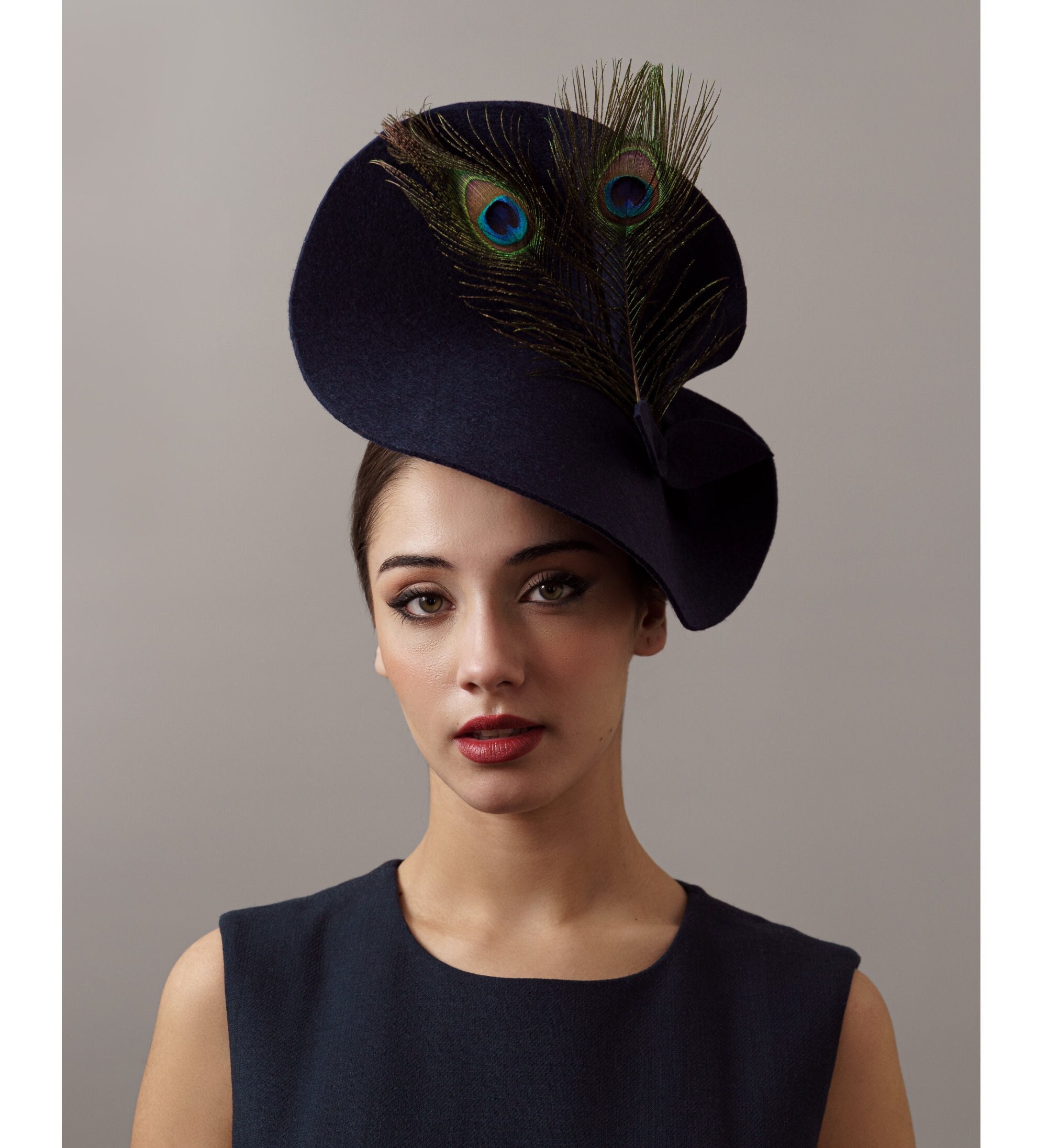 Osila Fascinator Con Clip Blu Navy | Piume Vere E Nastro In Rete | Accessorio Elegante Per Matrimoni Ed Eventi
