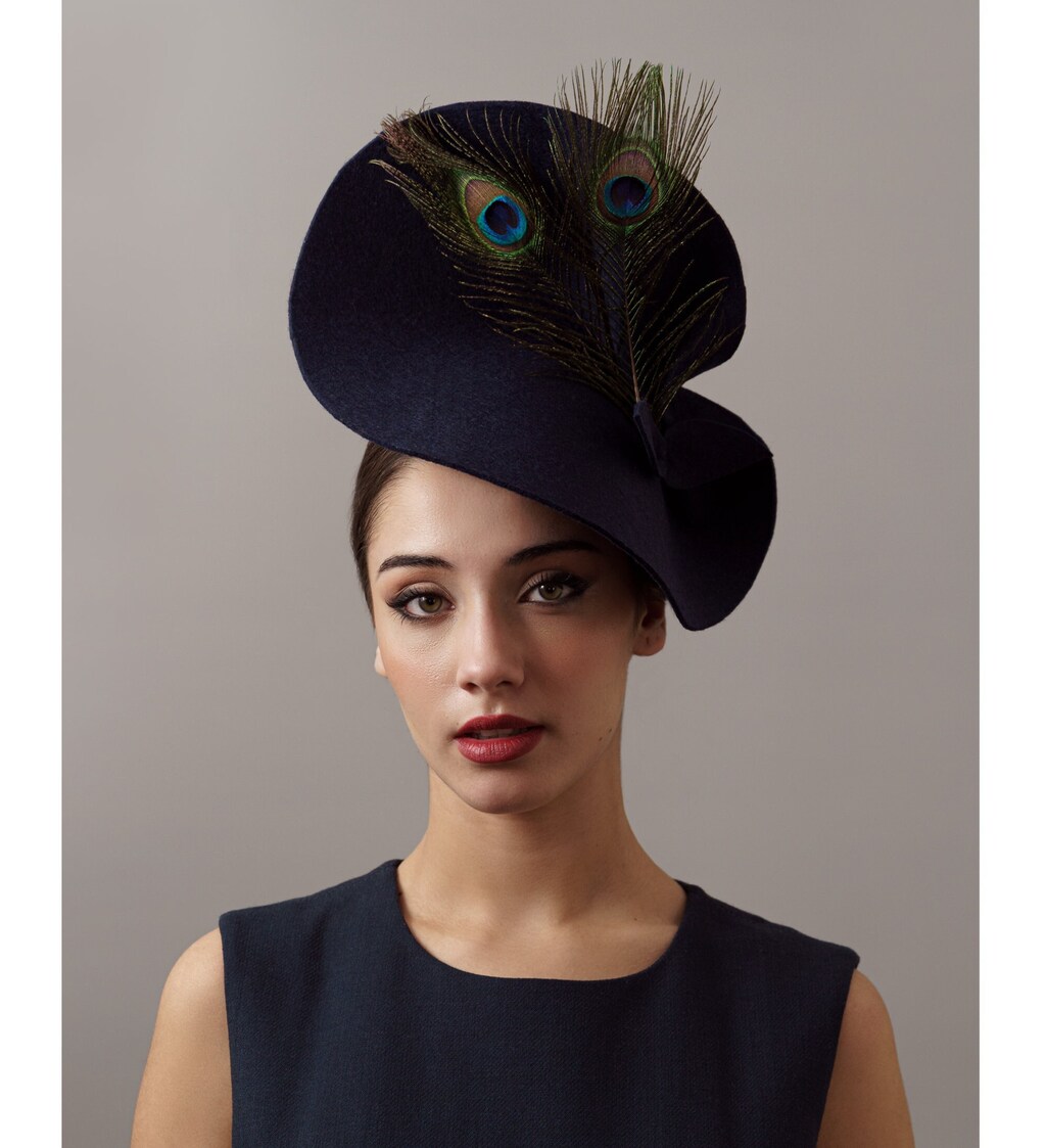 Osila Fascinator Con Clip Blu Navy | Piume Vere E Nastro In Rete | Accessorio Elegante Per Matrimoni Ed Eventi