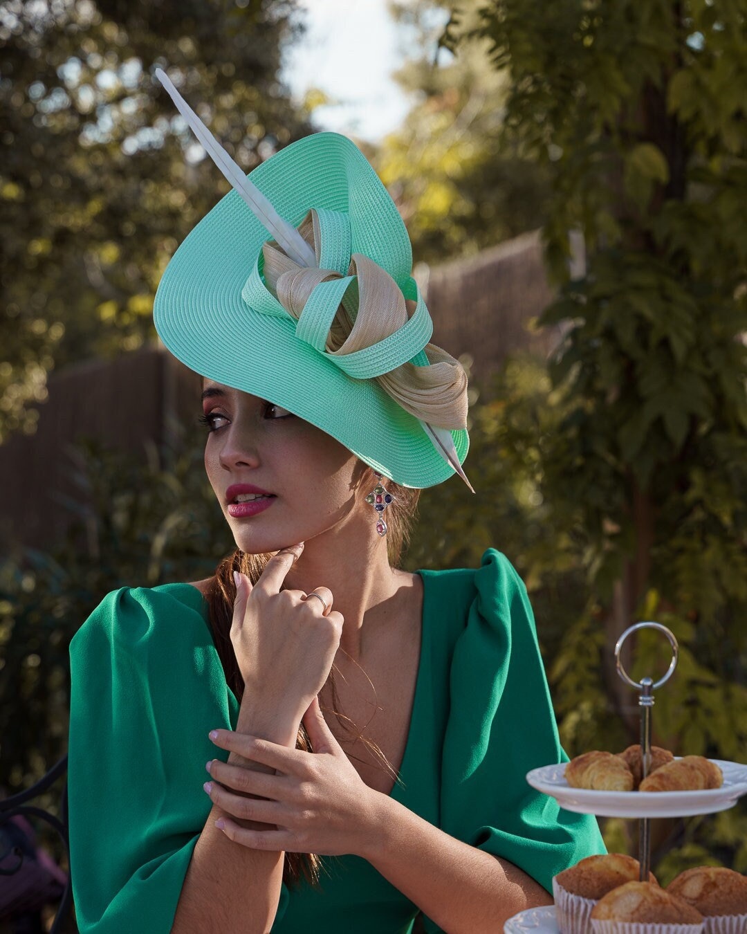 Elegante Tocado madrina de boda verde agua y beige con pluma, Tocado  invitada perfecta beige, sombrero mujer madre novio boda verde mar - Etsy  México, image size:1080x1350