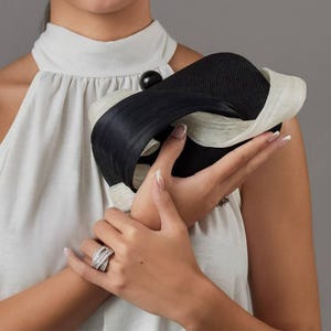 Schwarze und ecrufarbene Partytasche – elegante schwarze Clutch – schwarze Clutch mit ecrufarbenen Details für Hochzeitsgäste – schwarze und beige Hochzeitshandtasche