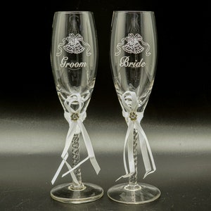 Set of 2 White Wedding Champagne Flutes, Bride and Groom Toasting Glasses, Wedding Couple Flutes K701