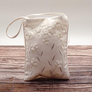 Bolsa de dinero para novias de satén con bordado floral en blanco roto, bolsa de dinero para bodas de satén, bolsa de baile para novias, bolsa de baile para bodas 240407IV