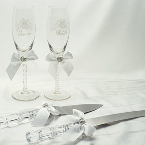 Set of 2 White Wedding Champagne Flutes, Bride and Groom Toasting Glasses, Wedding Couple Flutes K463
