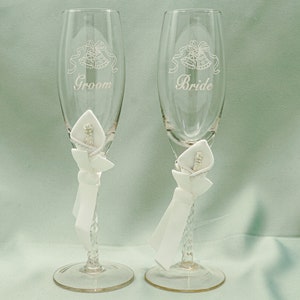 Set of 2 White Wedding Champagne Flutes, Bride and Groom Toasting Glasses, Wedding Couple Flutes K702