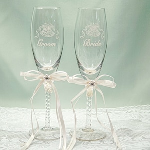 Set of 2 Ivory Wedding Champagne Flutes, Bride and Groom Toasting Glasses, Mr and Mrs Wedding Couple Flutes H381