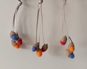 Bellotas de fieltro, hechas a mano, coloridas bolas colgantes de discoteca para decoración navideña u otoñal.