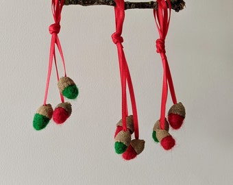 Bellotas de fieltro, hechas a mano, decoración colgante tradicional de Navidad u otoño en rojo y verde