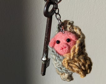 Llavero de cerdo envuelto en manta hecho a mano, ideal para bolso o monedero.
