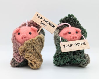 Adorno navideño personalizado para árbol de Navidad con forma de salchicha envuelta en tocino. Etiqueta de regalo colgante personalizada.