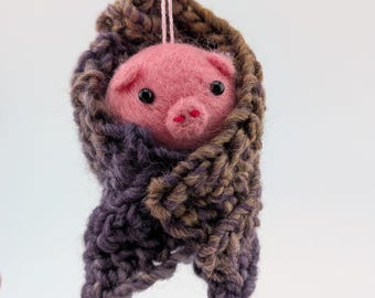 Adorno navideño de cerdo en manta de fieltro hecho a mano, manta de lana marrón y lila tejida a crochet
