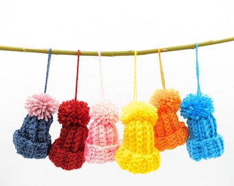 Mini gorro de pompón hecho a mano, adorno colgante para árbol de Navidad.