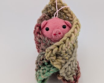 Adorno navideño de cerdo en manta hecho a mano, adorno colgante de fieltro con manta de crochet pastel
