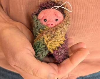 Handgjord julgransdekoration med gris i filt, filt och virkad upphängning.