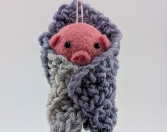Adorno navideño de cerdito en manta hecho a mano, adorno colgante de fieltro. Manta de crochet azul y lila.