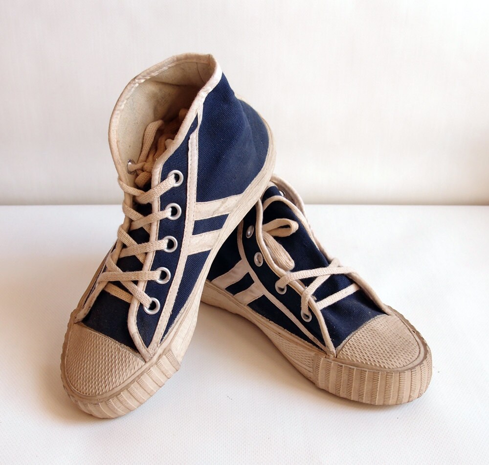 Blue and white canvas sneakers size US 5.5 Teens athletic Blue and white canvas sneakers size US 5.5 Teens athletic