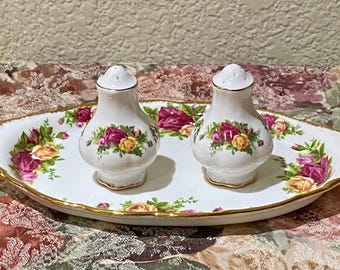 Rare Royal Doulton Royal Albert Old Country Roses Christmas Magic Tree Pink Holiday Holly Salt & Pepper Shaker Table Serving Set Regal Tray