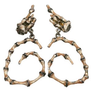 CHRISTIAN LACROIX * Brincos de bambu de metal prateado patinado vintage envelhecido