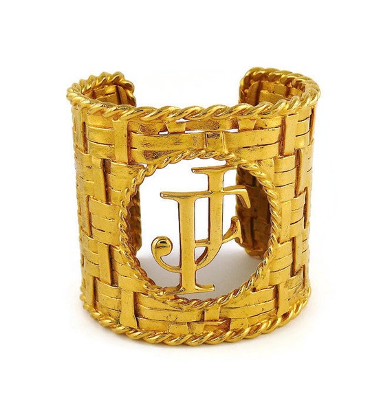 ATTRIBUE à JACQUES FATH * Important Bracelet Manchette Couture en Métal Doré à Motif de Cannage Monogramme Ajouré