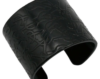 YVES SAINT LAURENT * Svart armband med resinlogotyp