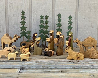 Può includere: Un presepe in legno con figure della Sacra Famiglia, dei Re Magi, animali e alberi. Le figure sono intagliate nel legno e dipinte in tonalità naturali, creando un'esposizione natalizia rustica e tradizionale.