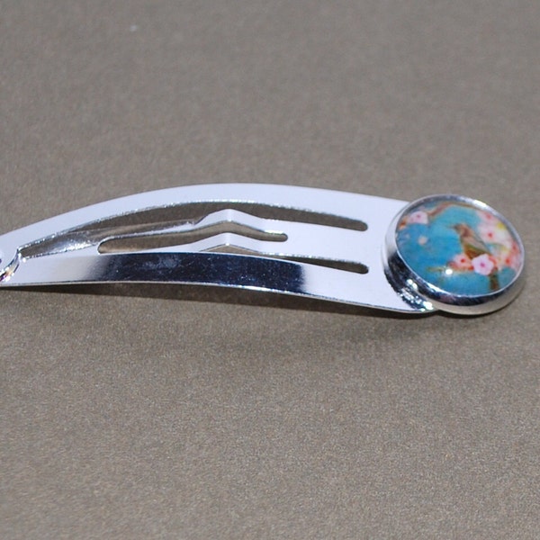 Barrette petit oiseau sur une branche de cerisier