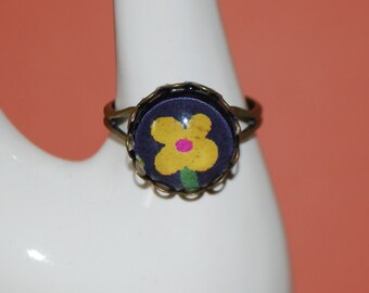 Adjustable small comic yellow flower ring