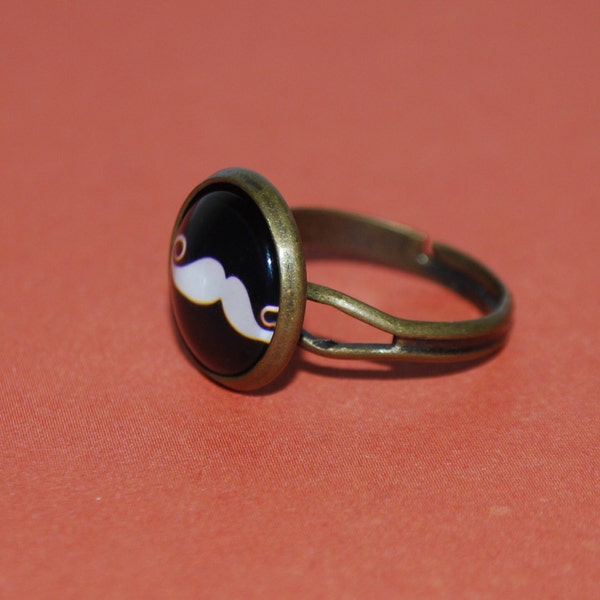 Bague ajustable - Moustable blanche sur fond noir