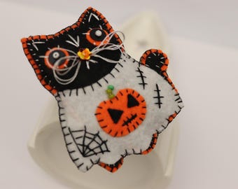 Cat brooch in a ghost costume
