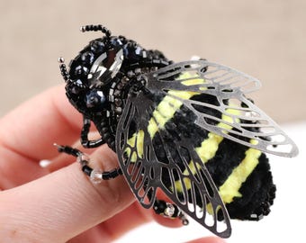Bee brooch