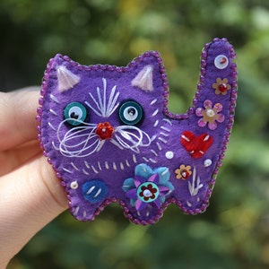 Cat embroidered brooch