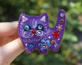 Cat embroidered brooch