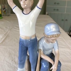 1989 Paul Sebastian « Home Run » Baseball Boys Fine Porcelain Figurine