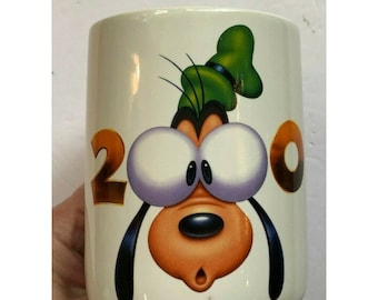 Caneca de café Pateta Millennium da Disney Store Disney dá as boas-vindas a 2000