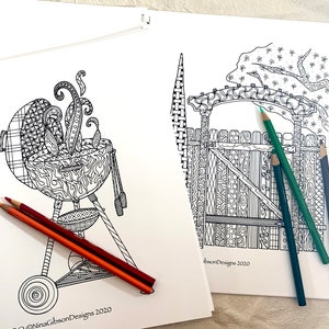 K&ouml;nnte beinhalten: Zwei Schwarzwei&szlig;-Malvorlagen. Die erste Seite zeigt eine detaillierte Illustration eines Grills mit Flammen und einem dekorativen Design. Die zweite Seite zeigt eine detaillierte Illustration eines Tores mit einem dekorativen Design. Beide Seiten haben den Text "NinaGibsonDesigns 2020" unten.