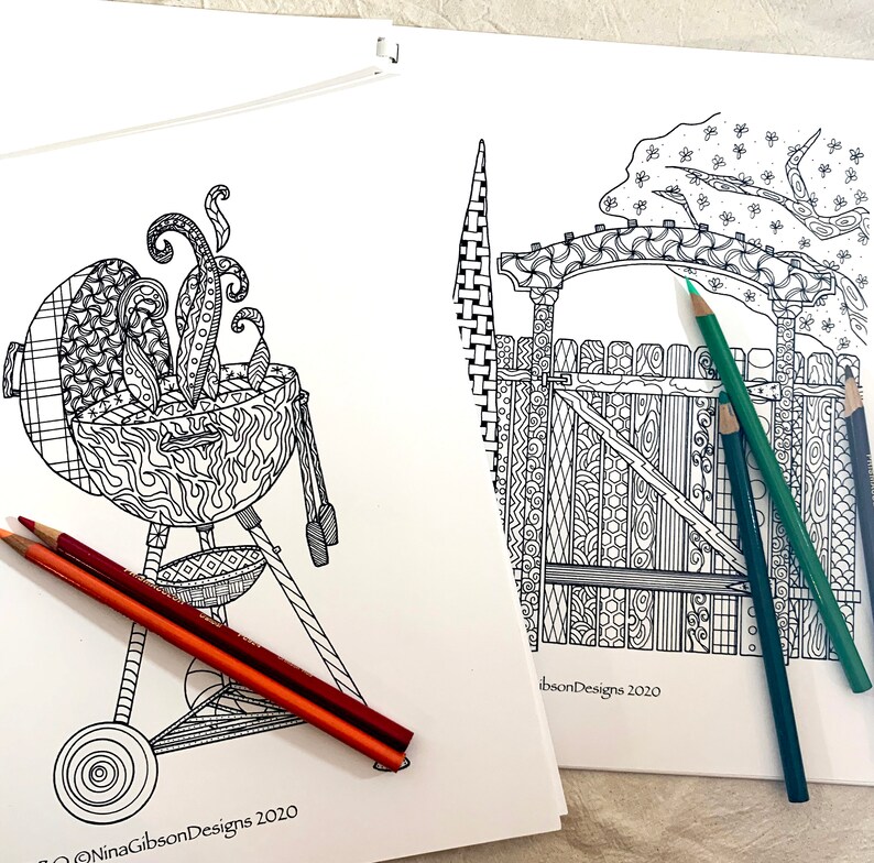K&ouml;nnte beinhalten: Zwei Schwarzwei&szlig;-Malvorlagen. Die erste Seite zeigt eine detaillierte Illustration eines Grills mit Flammen und einem dekorativen Design. Die zweite Seite zeigt eine detaillierte Illustration eines Tores mit einem dekorativen Design. Beide Seiten haben den Text "NinaGibsonDesigns 2020" unten.