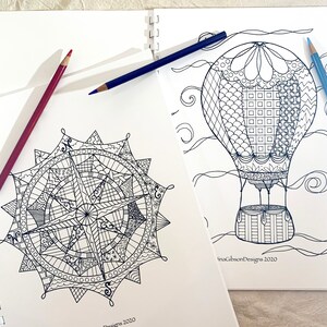 K&ouml;nnte beinhalten: Eine Schwarzwei&szlig;-Malvorlage mit zwei komplizierten Designs. Ein Design ist ein Kompass mit einer Sternform und das andere ist ein Hei&szlig;luftballon mit einem Korb. Der Text "linaGibsonDesigns 2020" befindet sich am unteren Rand der Seite.