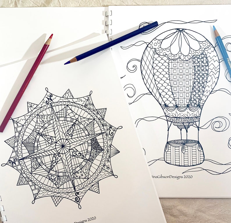 K&ouml;nnte beinhalten: Eine Schwarzwei&szlig;-Malvorlage mit zwei komplizierten Designs. Ein Design ist ein Kompass mit einer Sternform und das andere ist ein Hei&szlig;luftballon mit einem Korb. Der Text "linaGibsonDesigns 2020" befindet sich am unteren Rand der Seite.