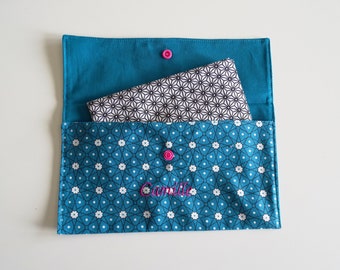 Pochette serviette de table / élastiquée "céramique bleu"" avec prénom cantine pression résine école