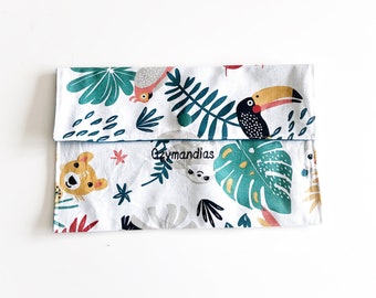 Pochette serviette de table  "animaux de la jungle blanc"" avec prénom brodé cantine pression résine école